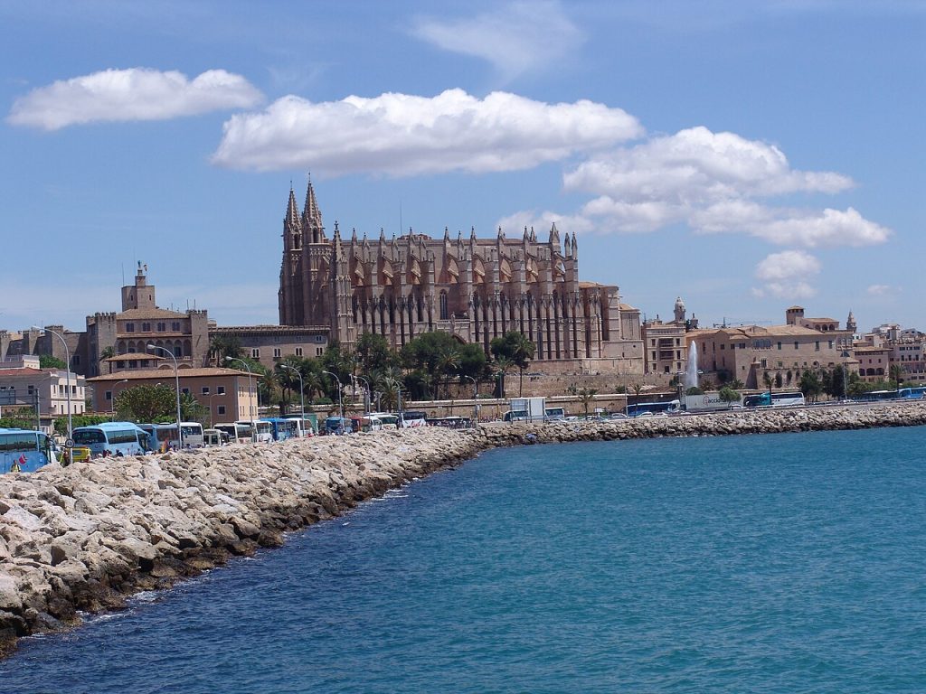 Vista de Palma i la Seu des del moll