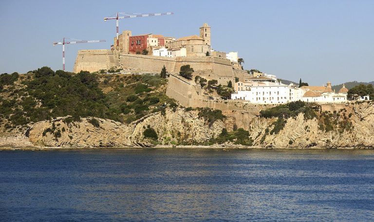 Murades de Dalt Vila sobre el mar