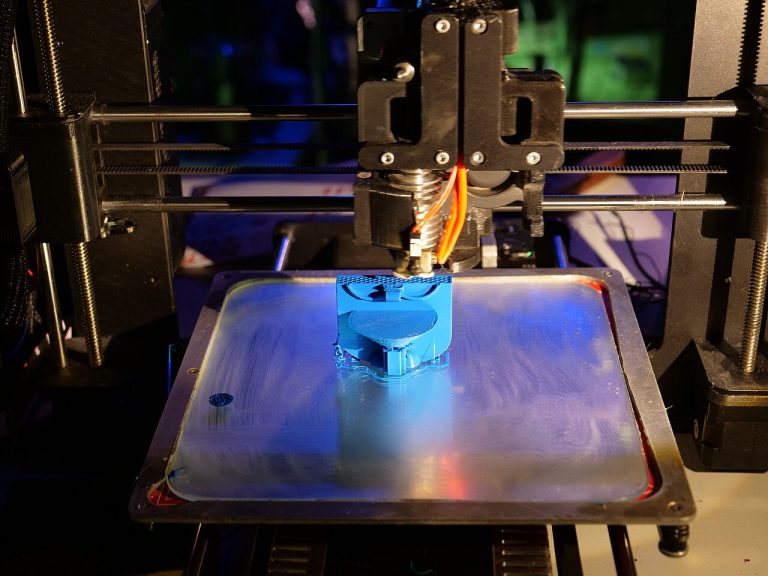 Impressora 3D imprimint una peça