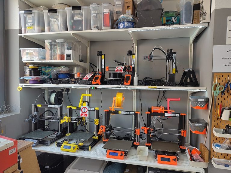 Prestatgeria amb impressores 3D en un FabLab