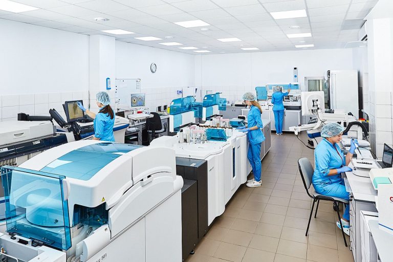 Laboratori amb equips d’anàlisi