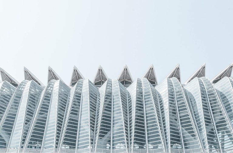 Façana blanca d’un edifici contemporani