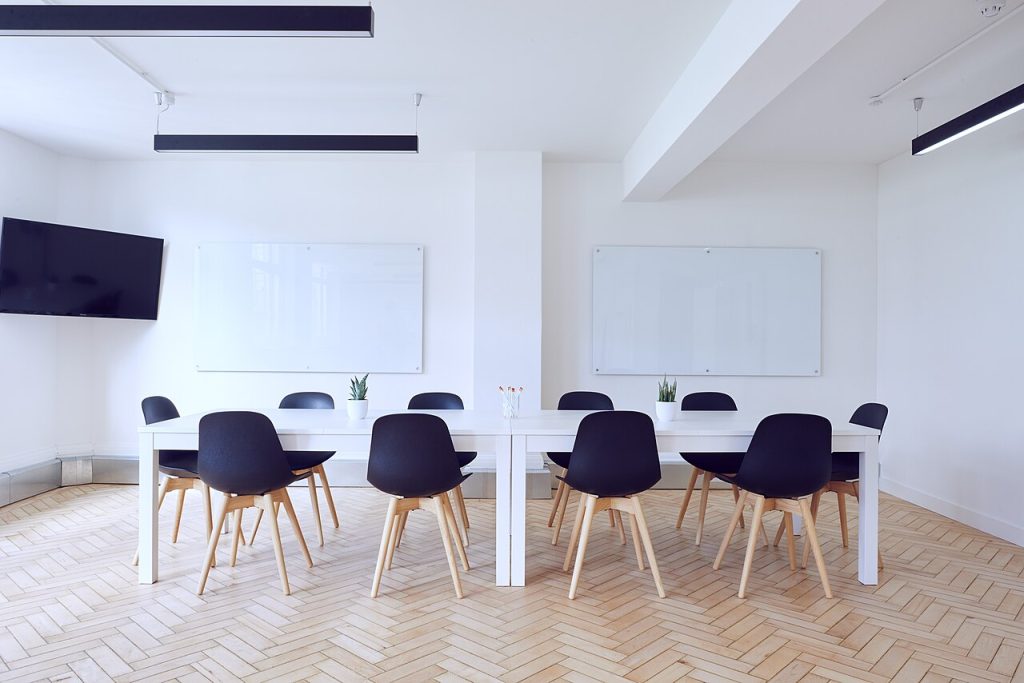 Sala de reunions amb cadires negres i pantalla