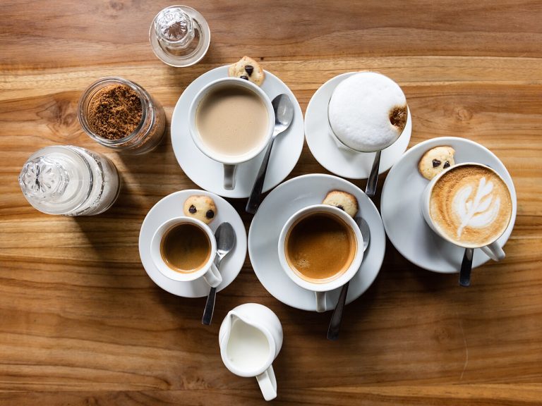 Tasses de cafè sobre una taula de fusta