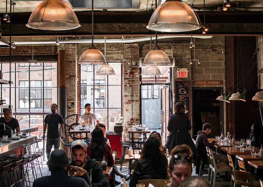 Menjador d’un restaurant amb clients