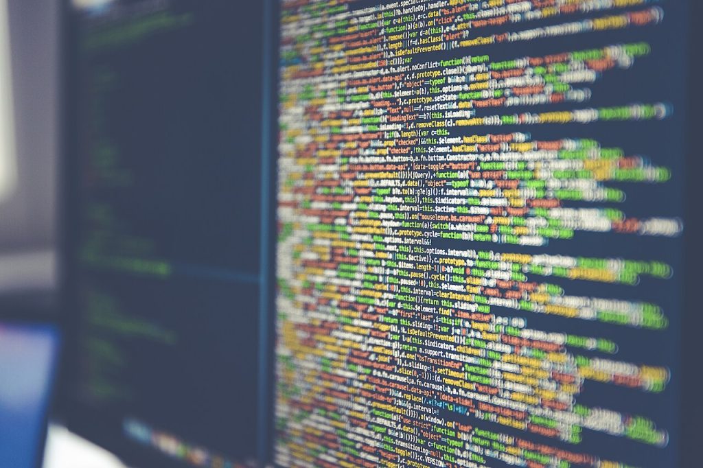 Línies de codi de colors en un monitor