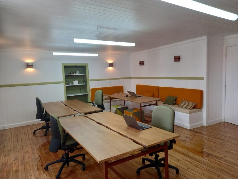 Espai de coworking amb taules compartides