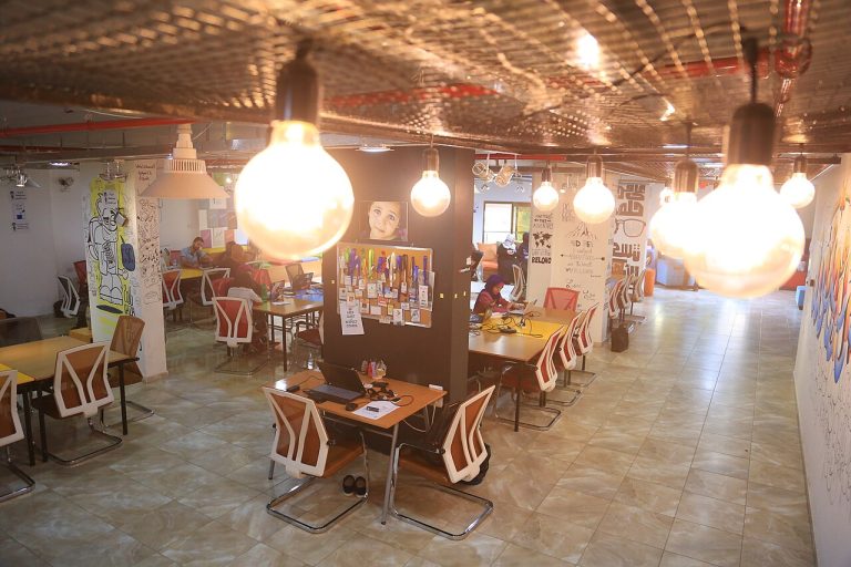 Coworking amb llums penjants i taules