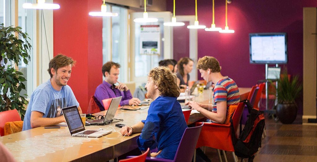 Equip treballant junt en un espai de coworking