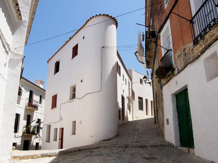 Carrer blanc de Dalt Vila