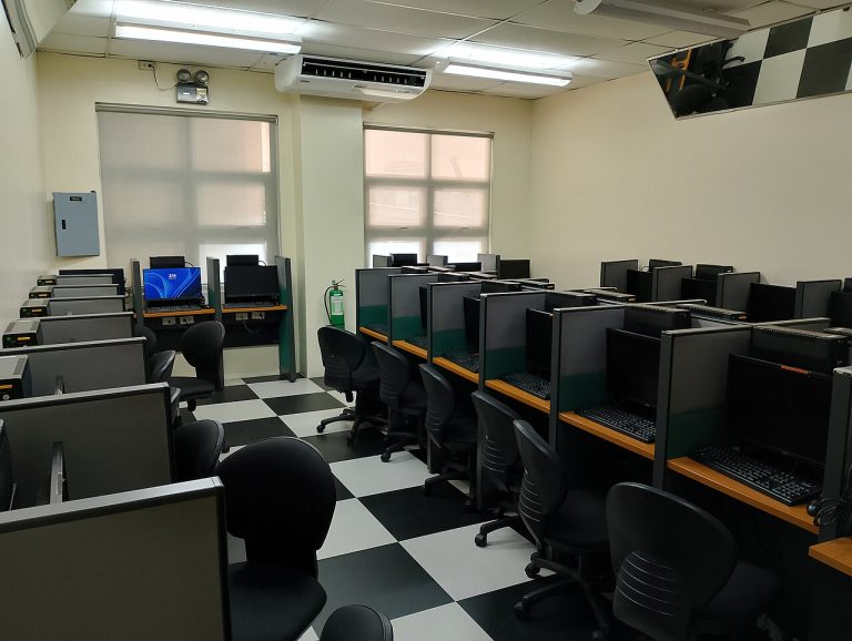 Aula d’informàtica amb ordinadors