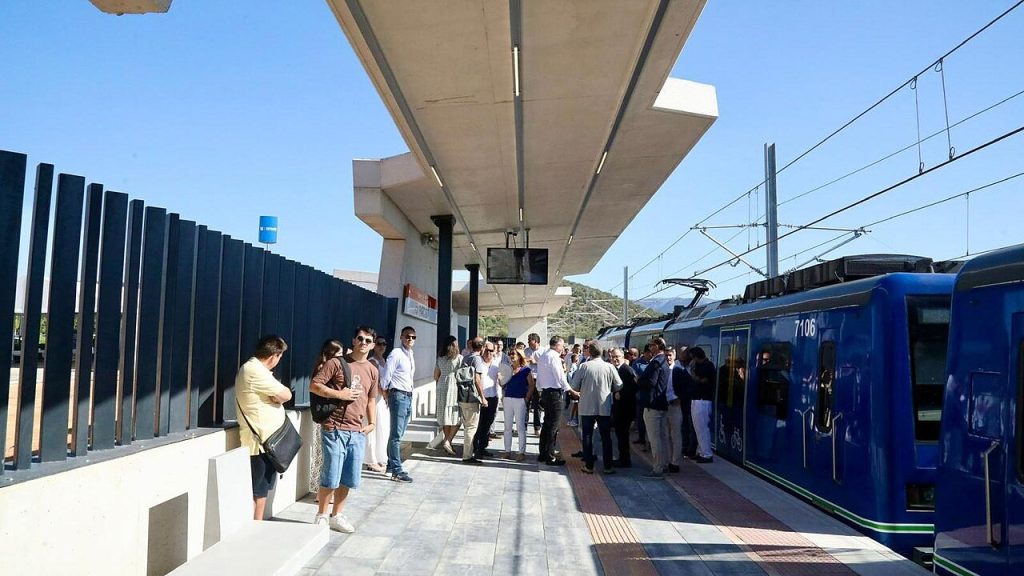 Estació de metro del ParcBIT amb persones esperant el tren