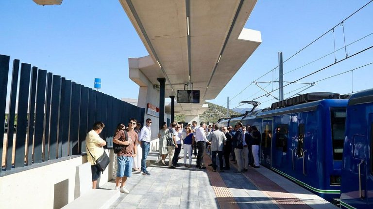Estació de metro del ParcBIT amb persones esperant el tren