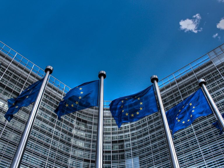 Banderes de la Unió Europea davant la Comissió Europea