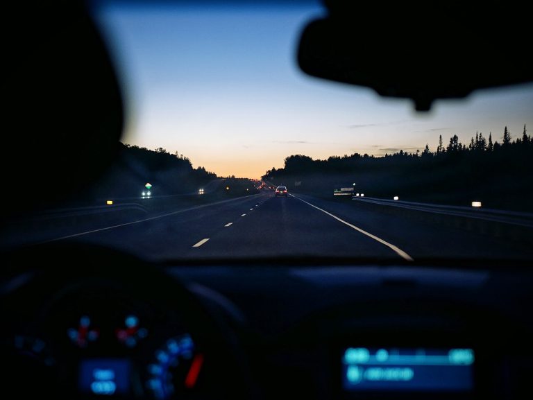 Conduint per una carretera a primera hora