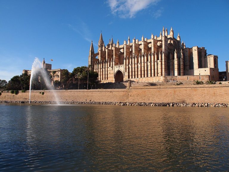 La Seu de Palma amb el llac del Parc de la Mar