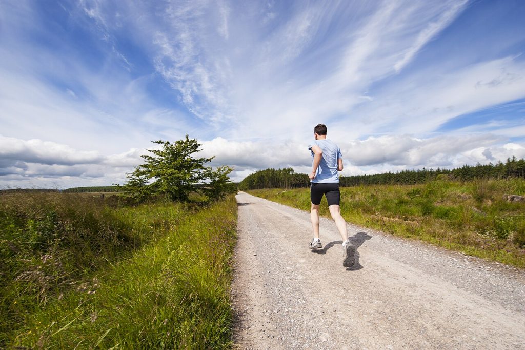Persona corrent per un camí