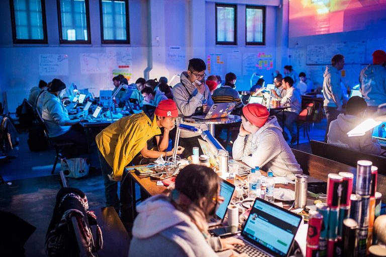 Participants programant en una hackató