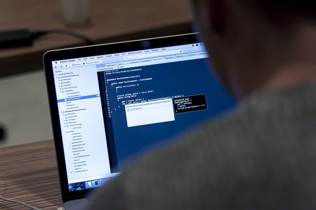 Persona programant amb un portàtil