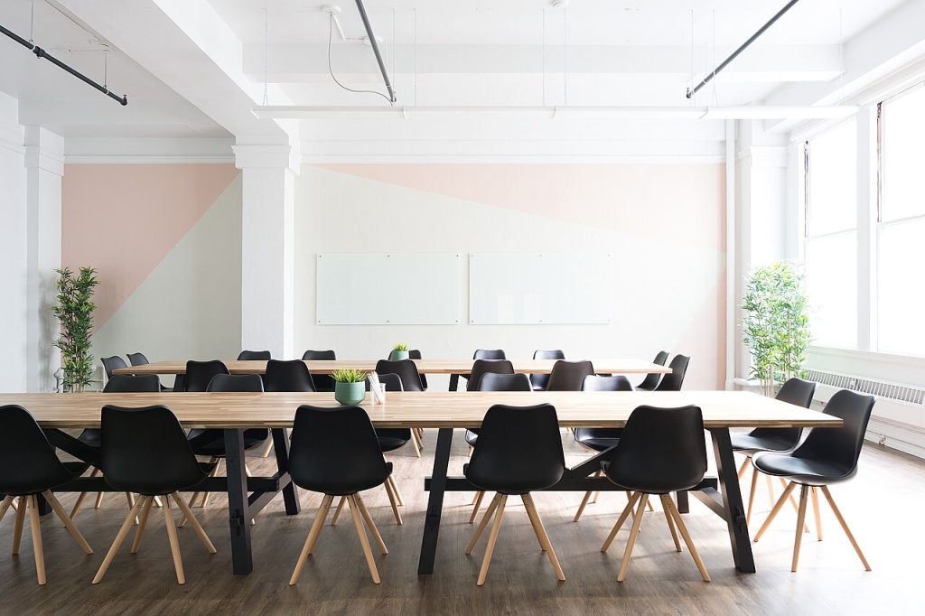 Sala de reunions gran amb taules llargues