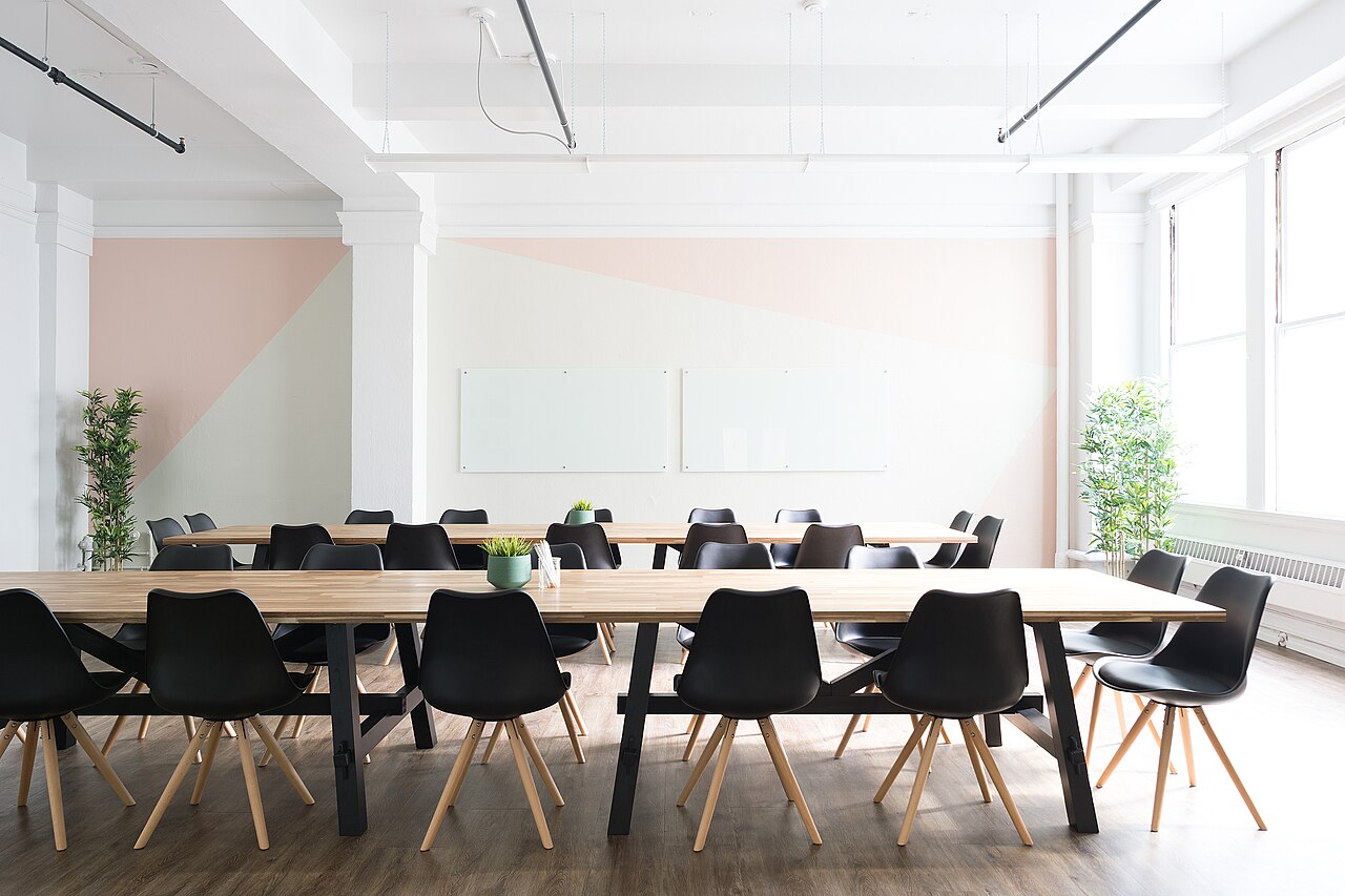 Sala de reunions gran amb taules llargues