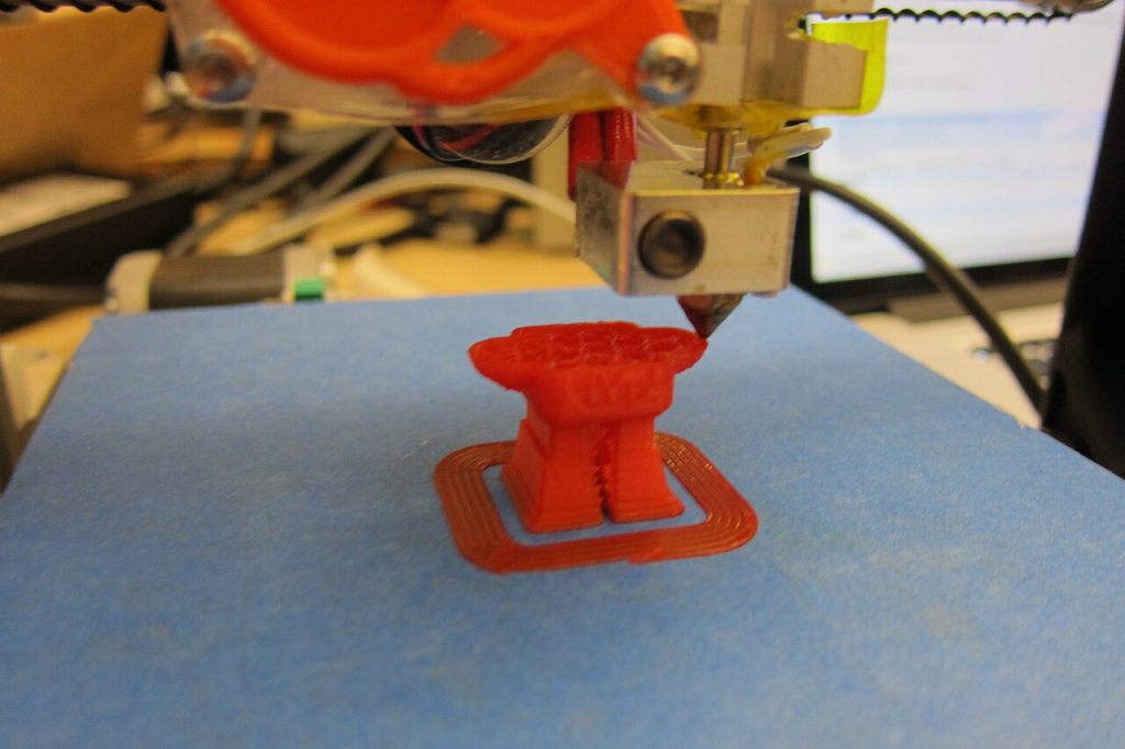 Detall d’una impressora 3D en funcionament