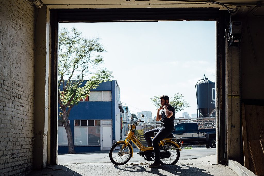 Porta d’una nau amb una persona en moto