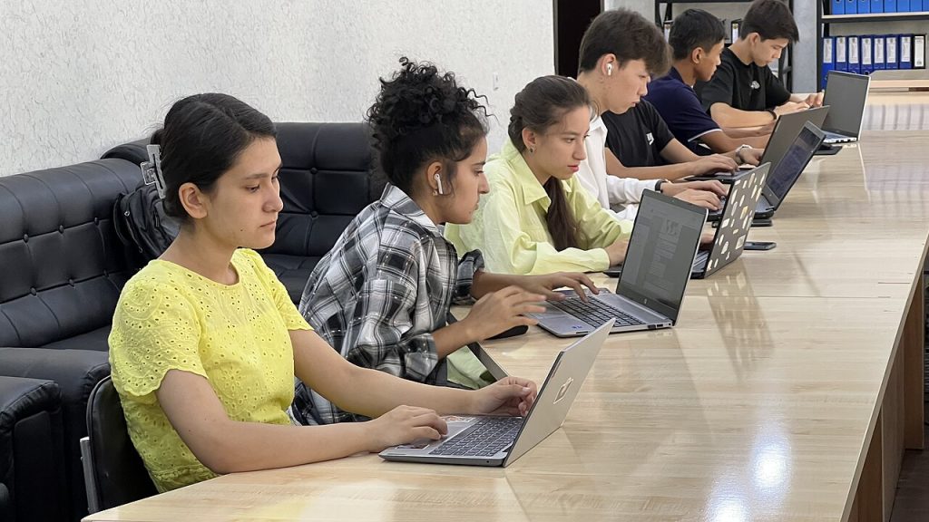 Participants d’un taller amb ordinadors portàtils