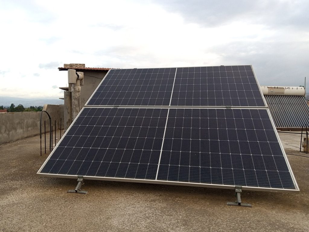 Panells solars en una coberta