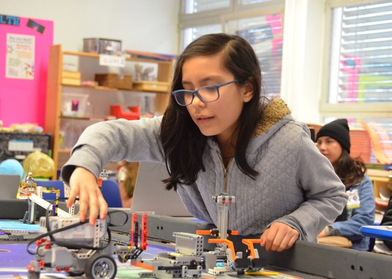 Alumna muntant un robot
