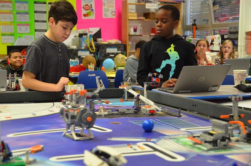 Infants programant robots en un taller