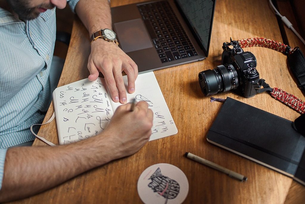 Persona prenent notes amb una llibreta
