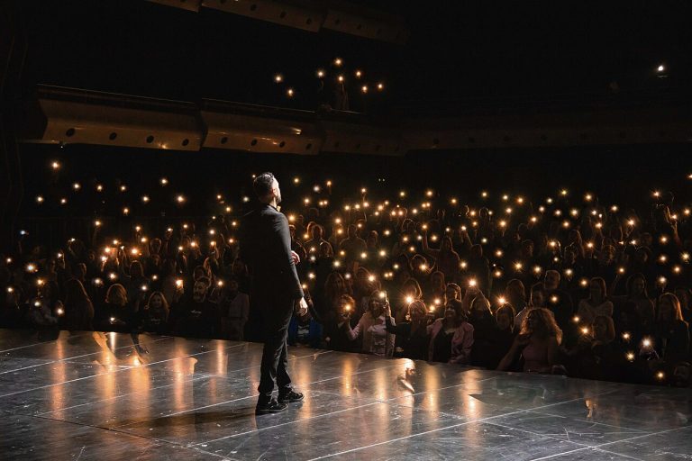 Ponent a l’escenari davant del públic
