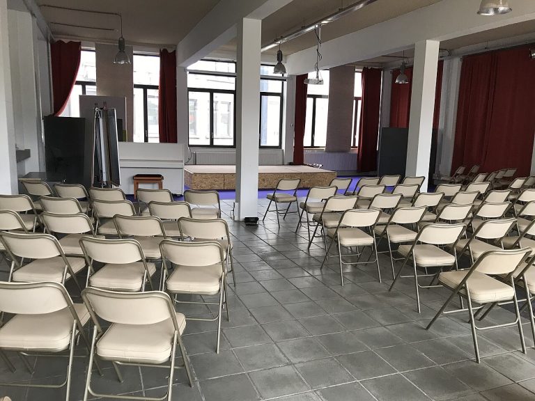 Aula de formació preparada amb cadires