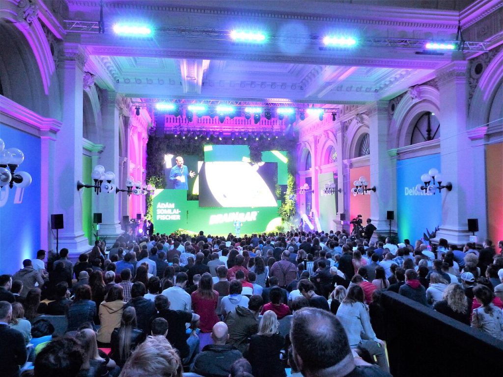 Gran escenari d’un esdeveniment amb públic