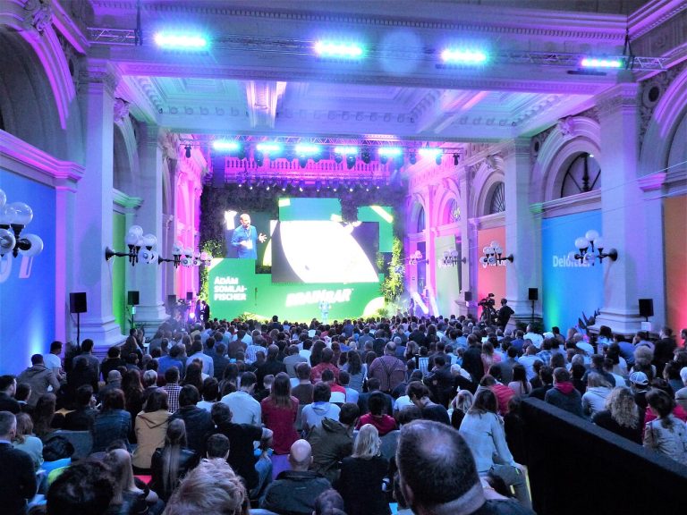 Gran escenari d’un esdeveniment amb públic
