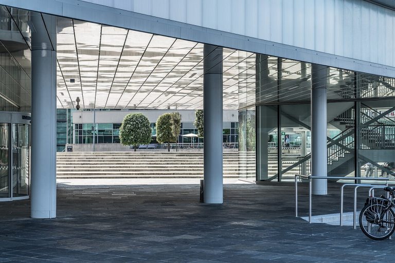 Entrada d’un edifici modern de vidre