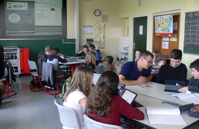 Classe amb alumnes i ordinadors portàtils