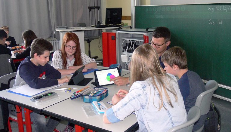 Alumnes treballant amb tauletes a classe