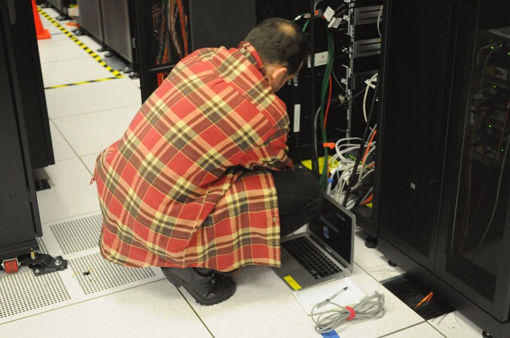 Tècnic treballant en un rack de servidors