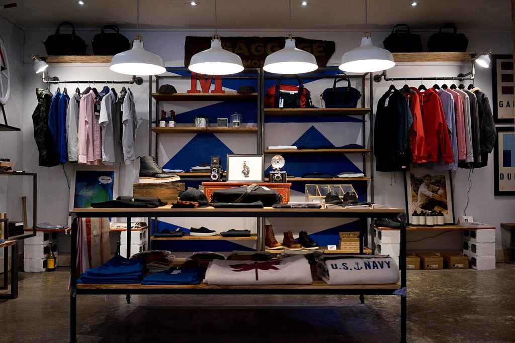 Interior d’una botiga de roba