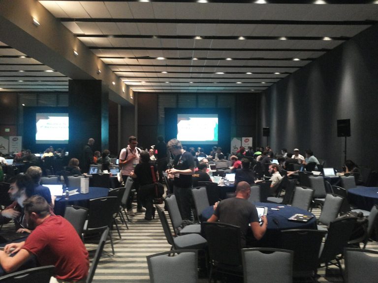 Sala plena de desenvolupadors en una trobada