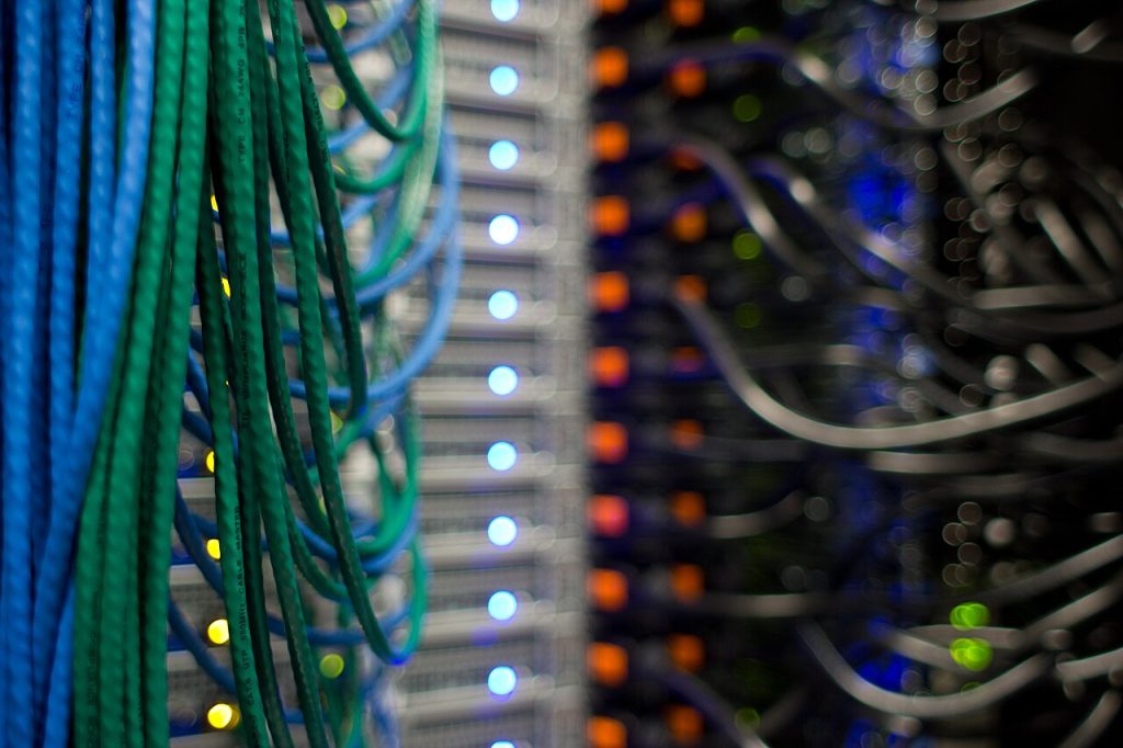 Cables de xarxa connectats a un servidor