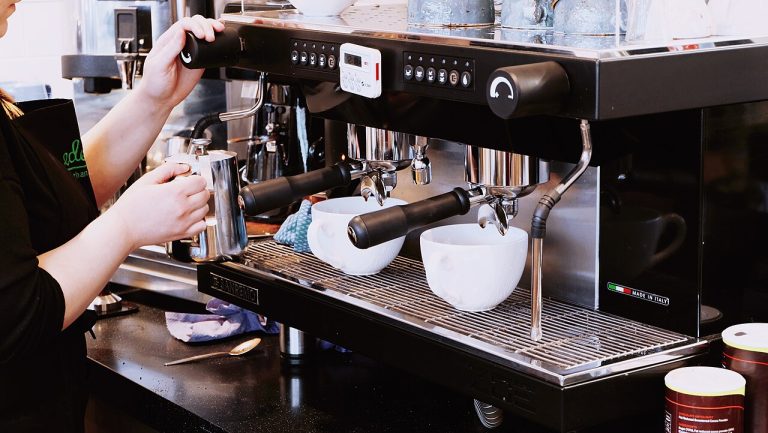 Cafetera exprés preparant cafè
